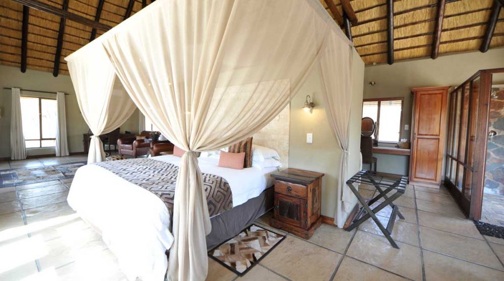 Un lit à baldaquin dans une chambre luxury à Sabi Sand