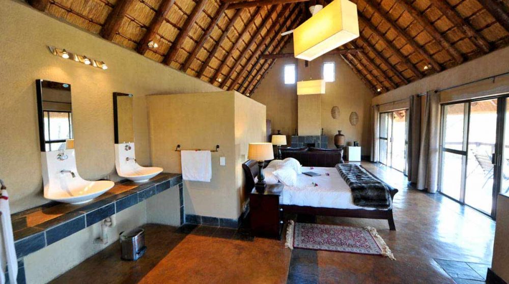 La salle de bains donnant sur la chambre