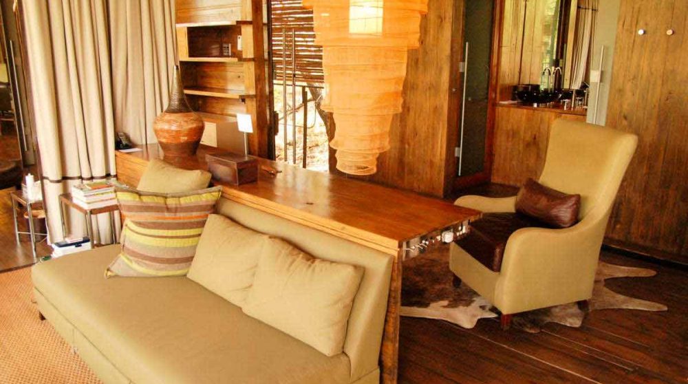 Fauteuil et canapé dans une suite