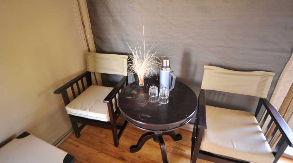 Fauteuils dans une chambre