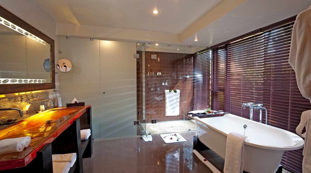 La salle de bains avec une baignoire