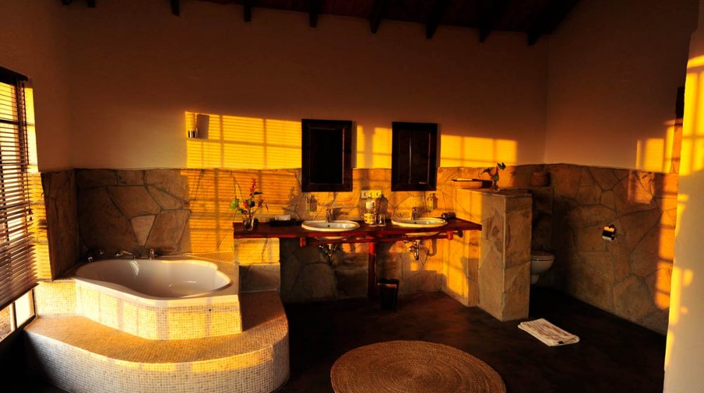 La baignoire dans la salle de bains