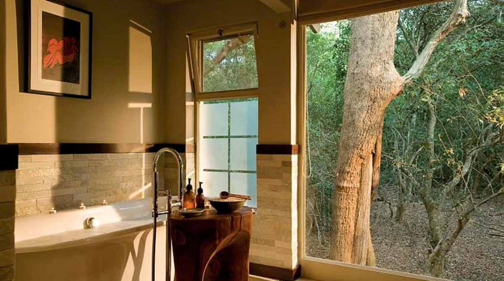 Baignoire dans une salle de bains