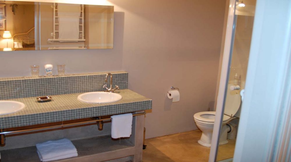 La salle de bains avec lavabos