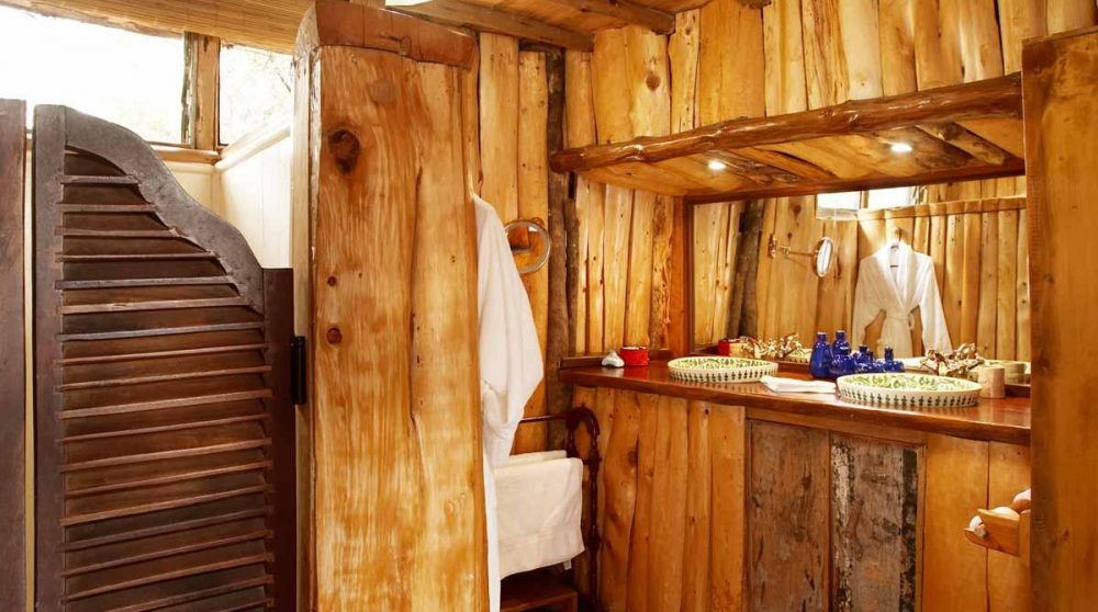 Une salle de bains décorée avec du bois à Nairobi