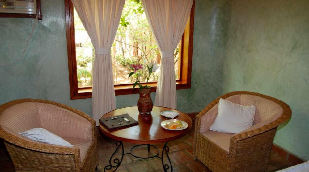 Fauteuils dans une chambre de l'hôtel au Kenya