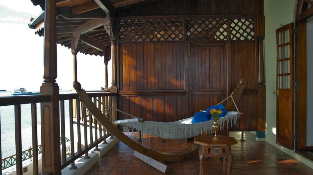 Détente sur le balcon d'une chambre de l'hôtel en Tanzanie