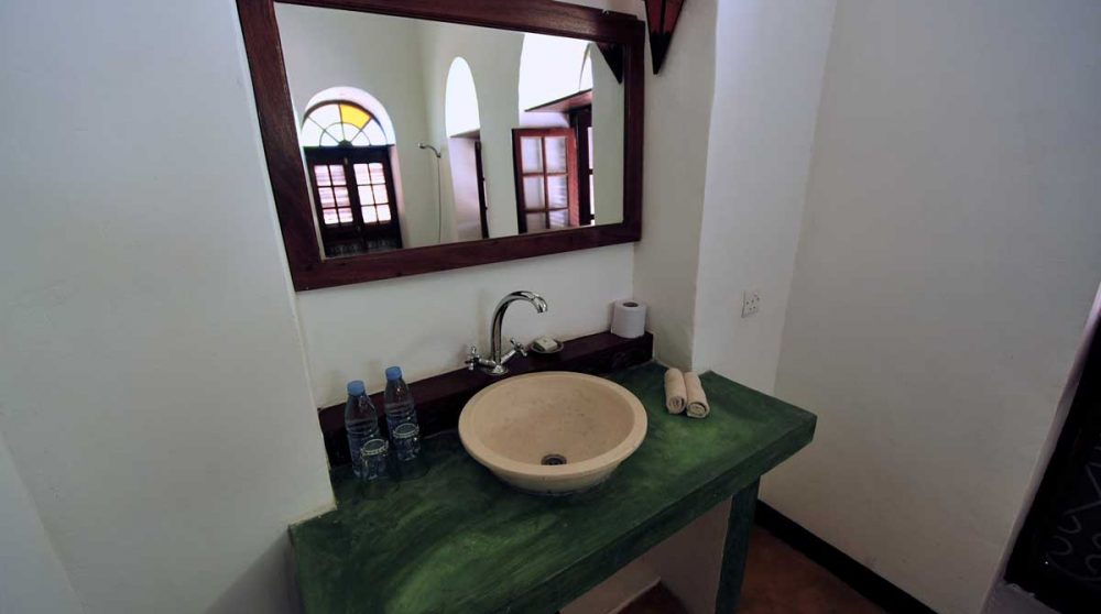 Lavabo dans une salle de bains à Zanzibar