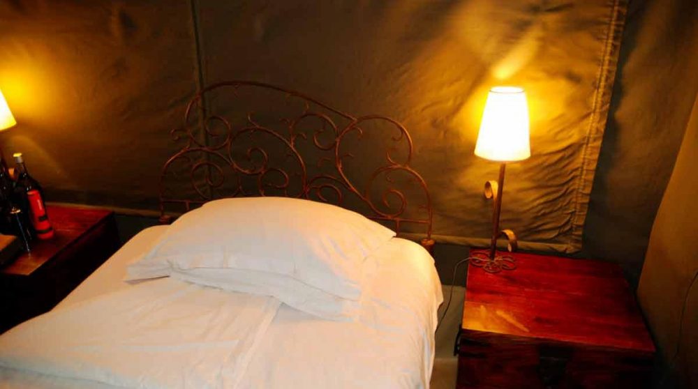 Lit dans une tente dans le Masai Mara