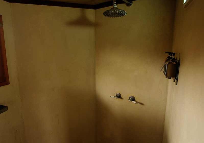 La douche dans une salle de bains en Tanzanie