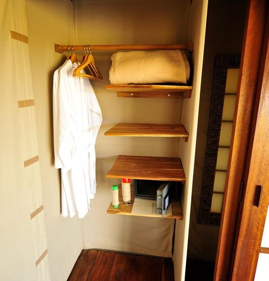 Rangement dans une tente dans le Serengeti