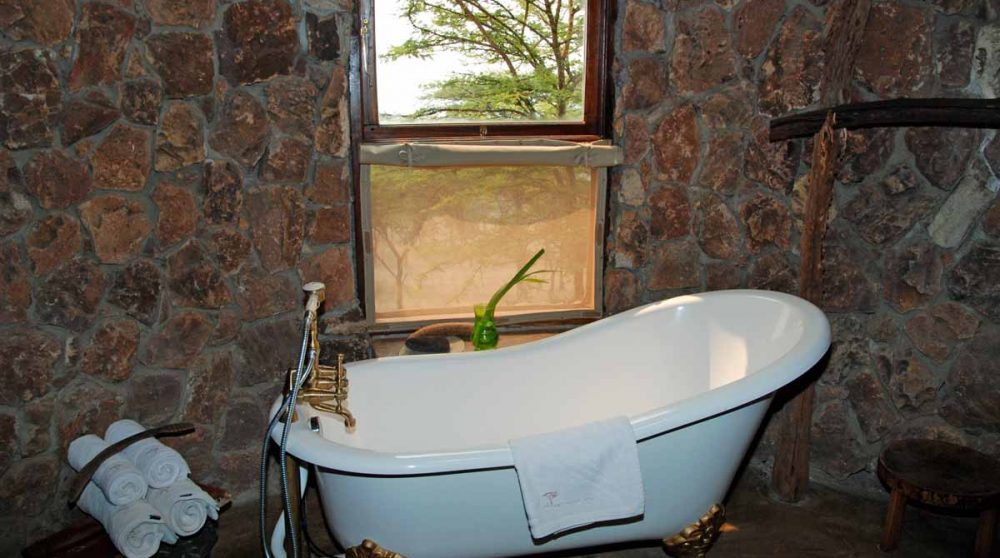 Une baignoire dans la salle de bains en Tanzanie