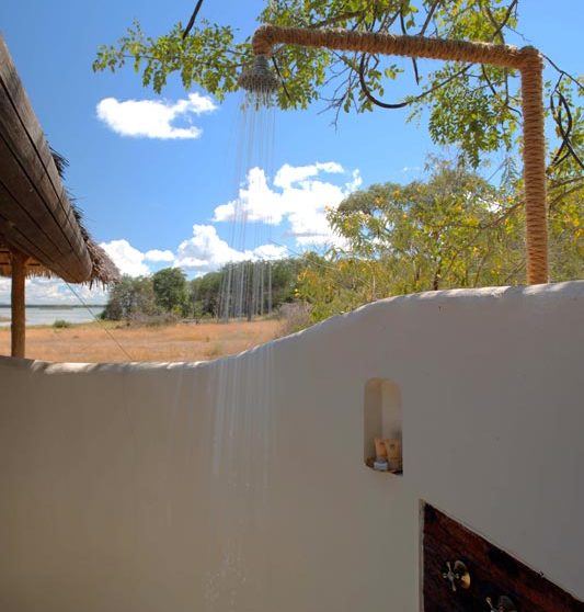 Autre vue de la douche extérieure en Tanzanie