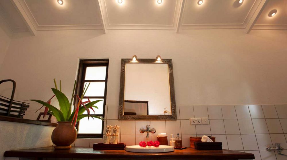 Intérieur de la salle de bains près du cratère du Ngorongoro