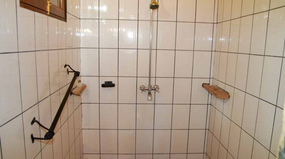 La douche dans la salle de bains au Ngorongoro