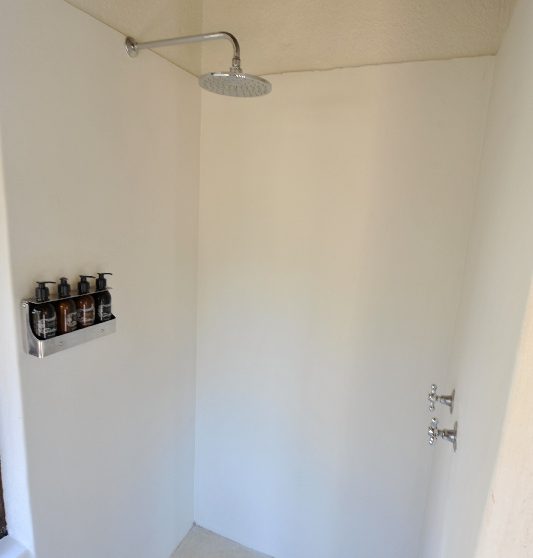 La douche dans une salle de bains en Afrique du Sud