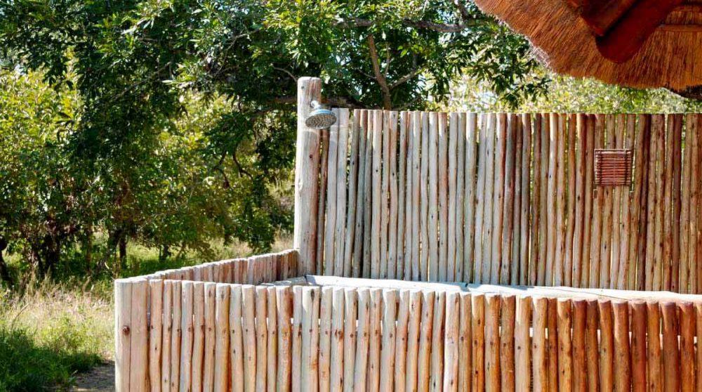 Une douche à l'extérieur à Thornybush