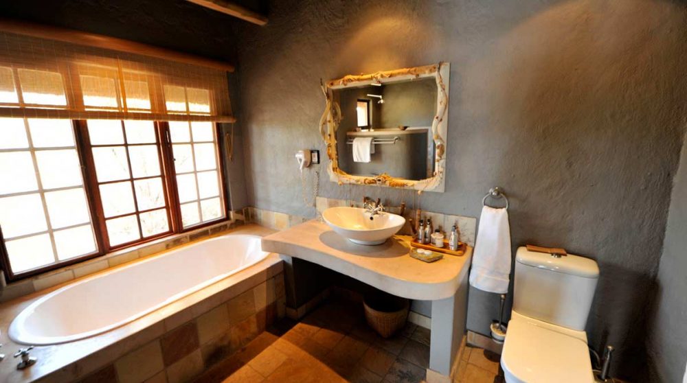 Une salle de bains avec baignoire en Afrique du Sud