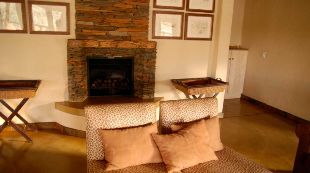 Une cheminée dans une chambre familiale à Madikwe