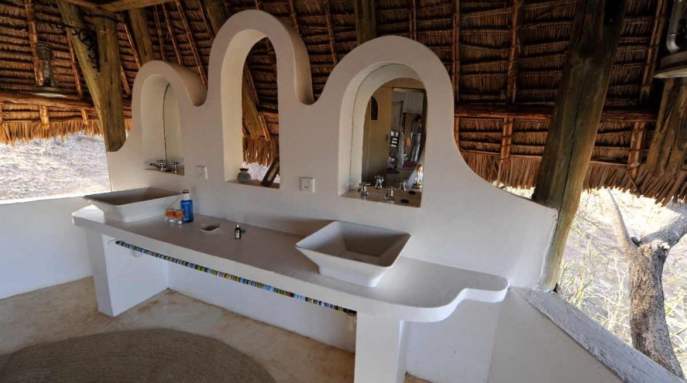 Lavabos dans une salle de bains du lodge au Kenya