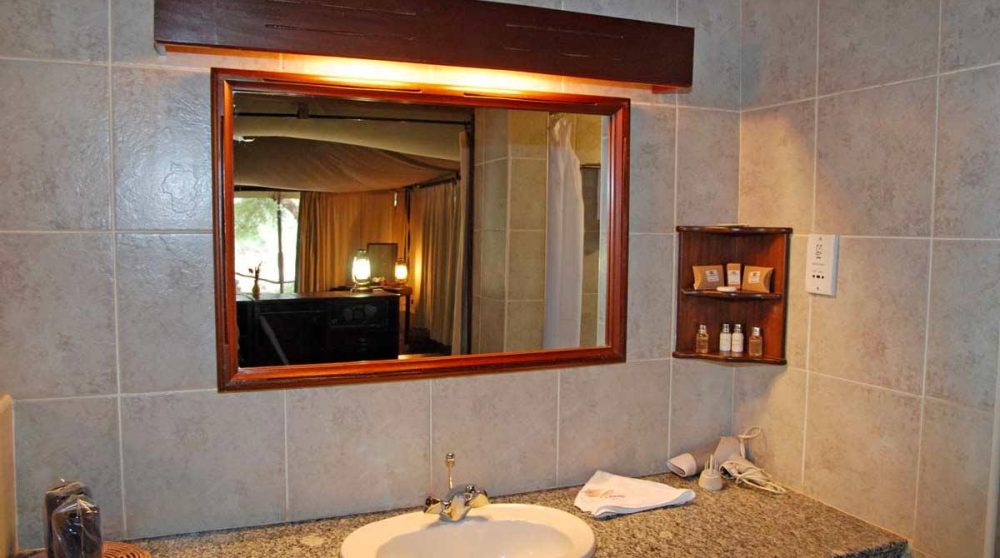 Lavabo dans une salle de bains à Samburu