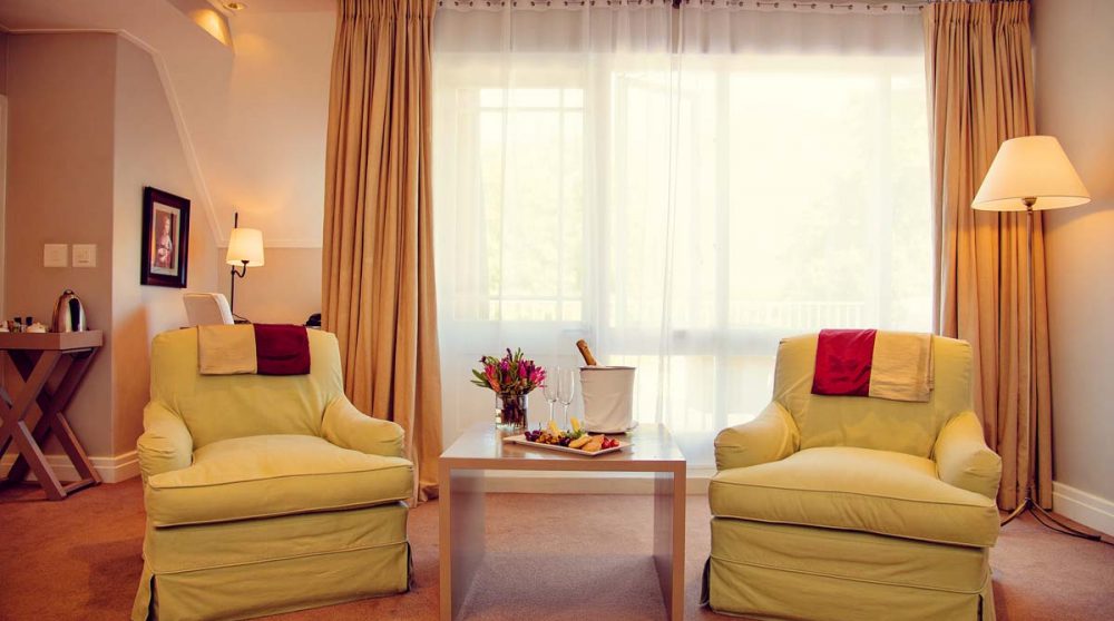 Des fauteuils dans une suite à Franschooek