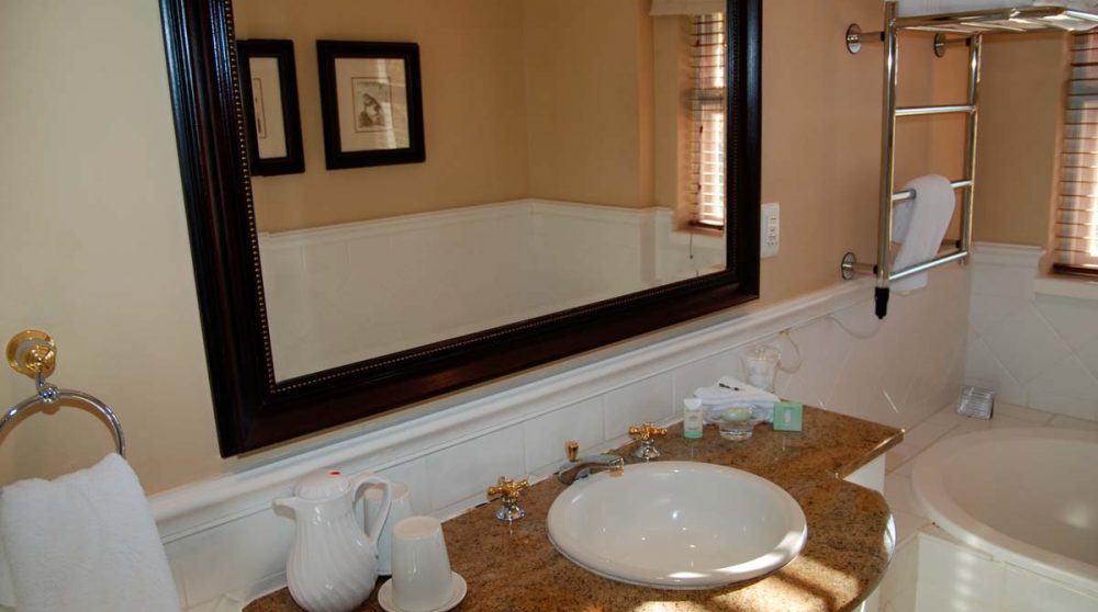 Lavabo dans une salle de bains à Franschhoek