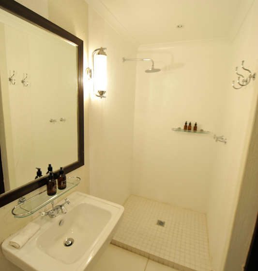 Une salle d'eau avec douche à Londolozi