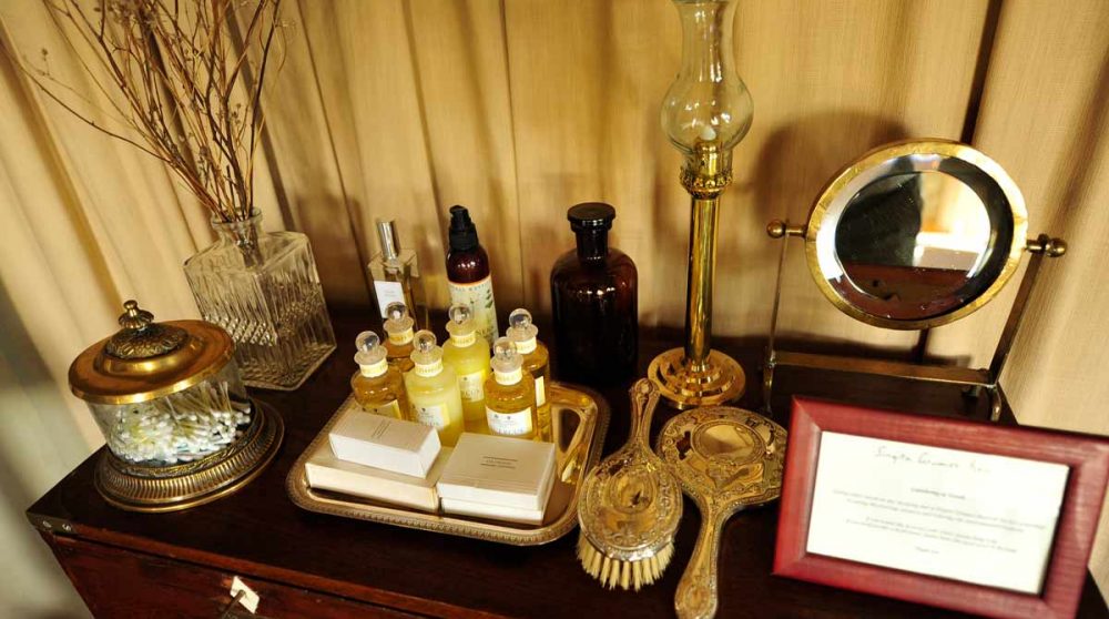 Nécessaire de toilettes dans la salle de bains