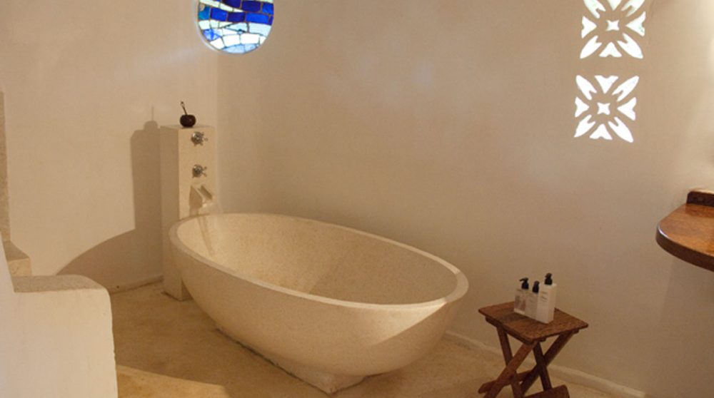 La baignoire de l'une des chambres