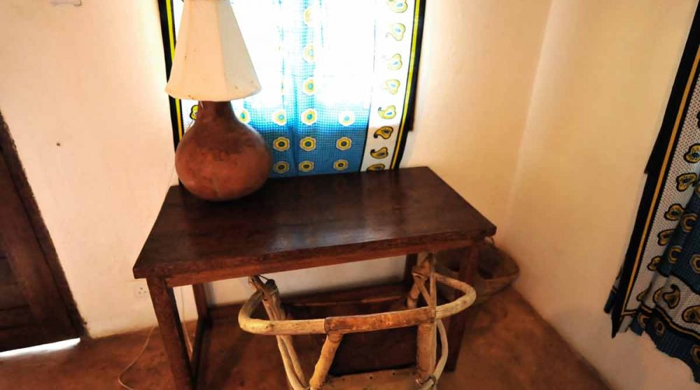 Le petit bureau et son originale lampe