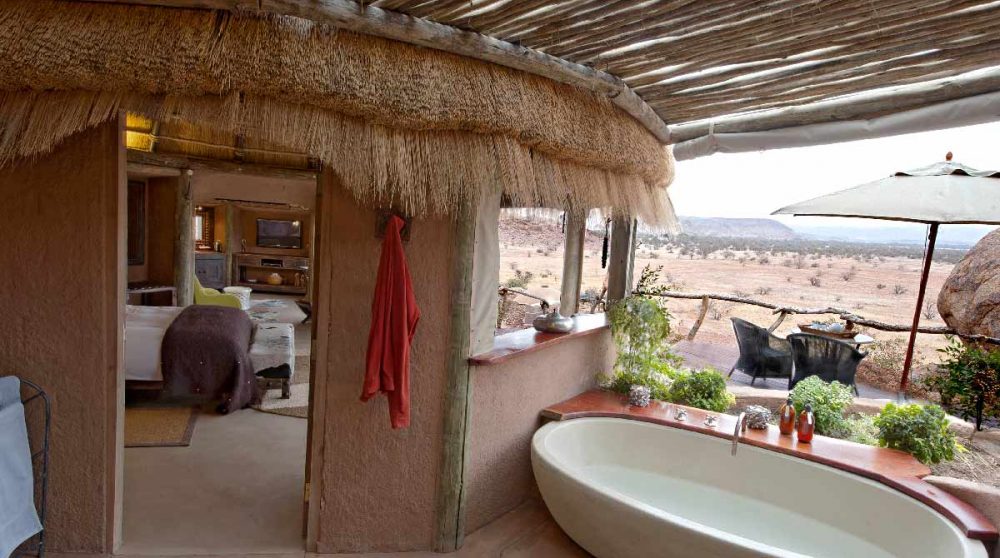 La salle de bains avec une grande baignoire