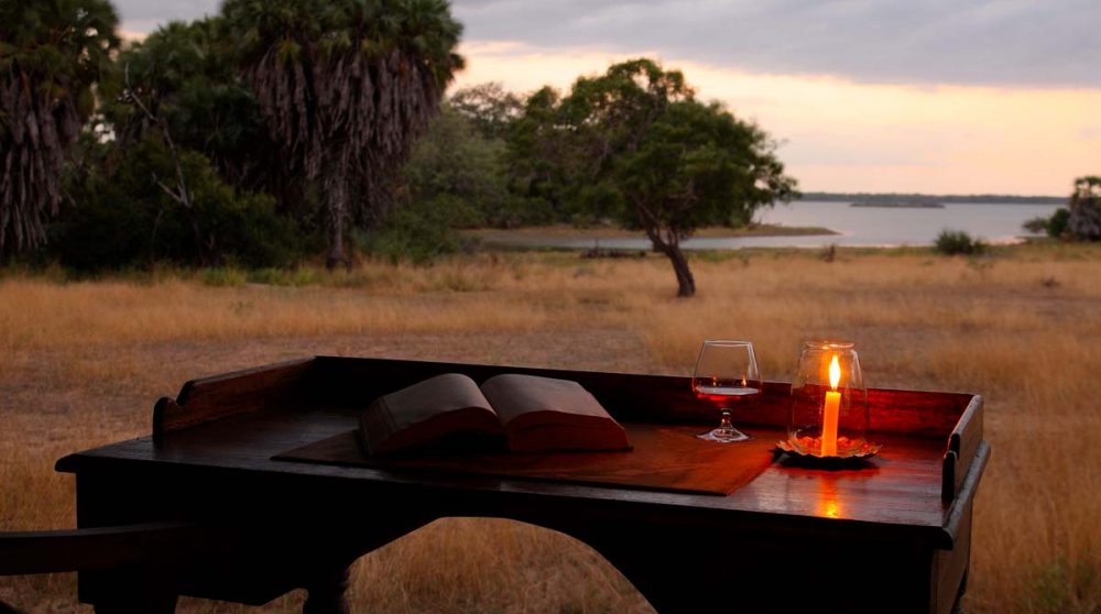 Apéritif et lecture à la lueur de la bougie