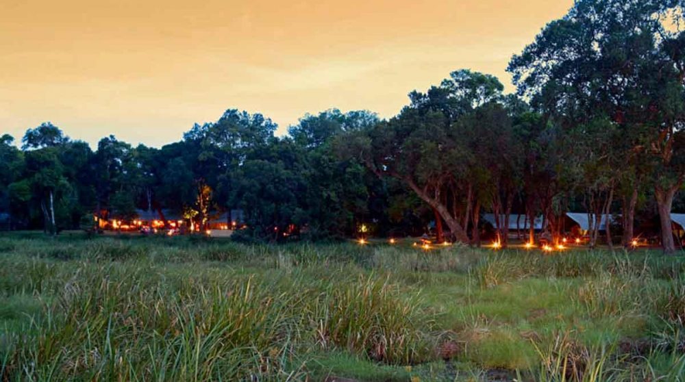 Le camp à la tombée de la nuit