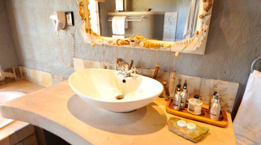 Le lavabo avec des flacons