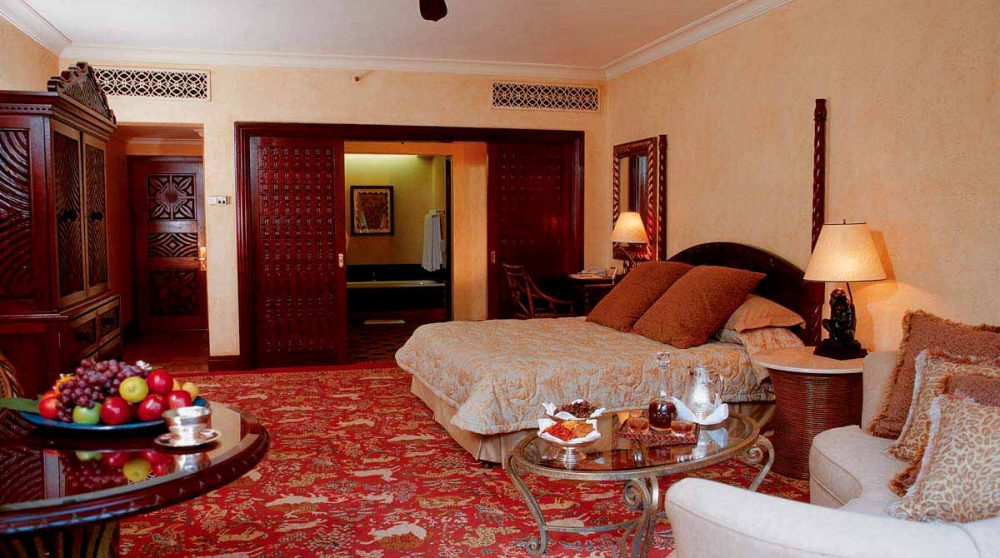 La chambre avec un espace salon