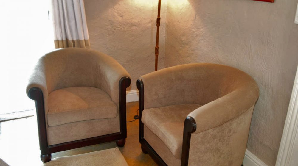 Fauteuils dans une chambre