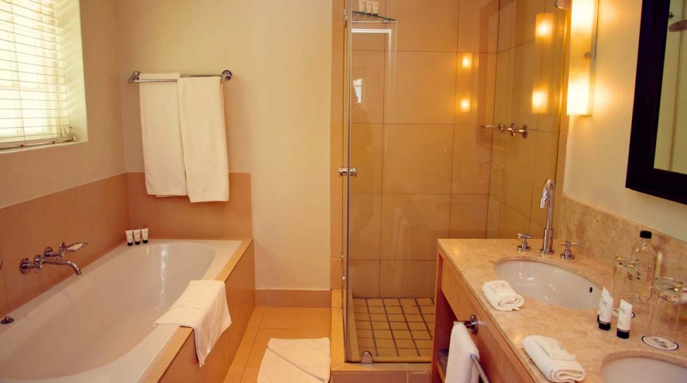 La salle de bains d'une suite