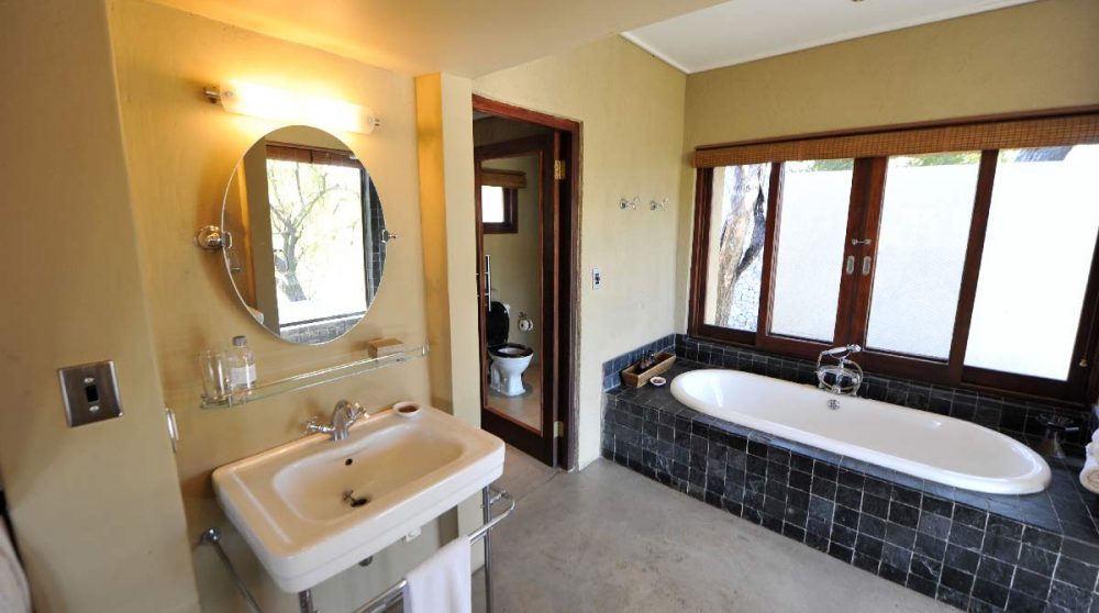 Le lavabo et une baignoire