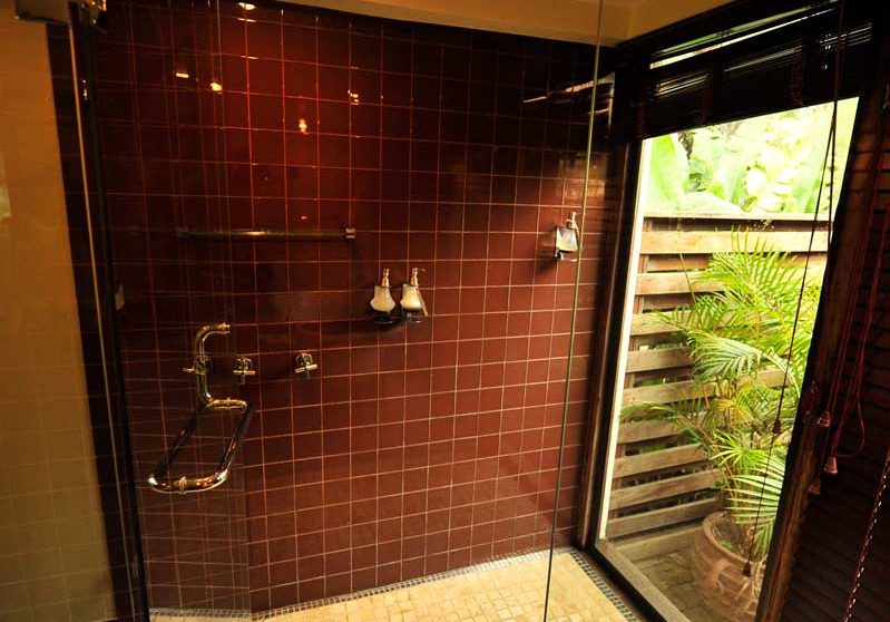 La douche d'une suite de l'Arusha Coffee Lodge