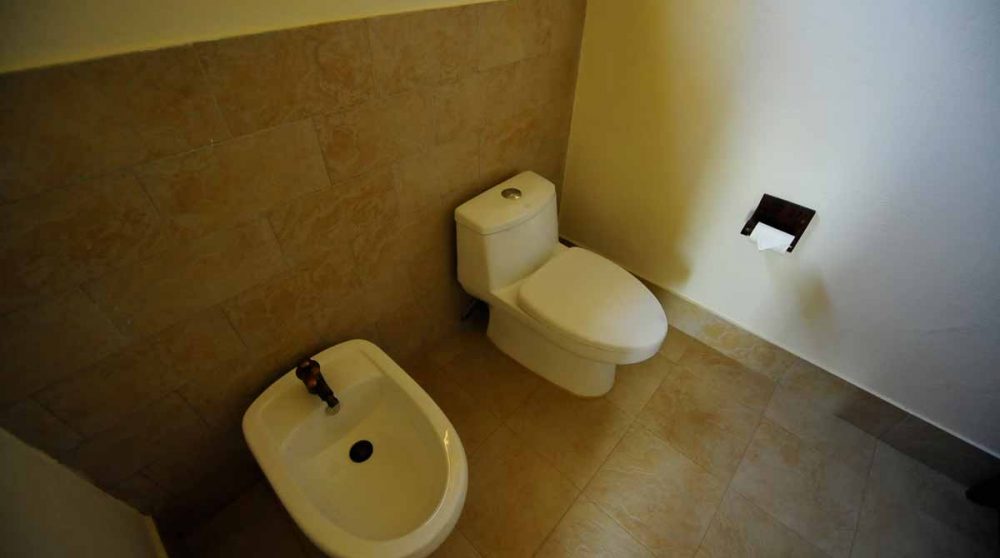 Les toilettes dans une salle de bains Baraza