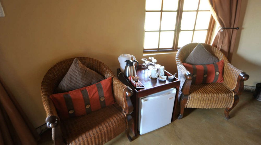 Fauteuils dans une rondavelle de l'Elephant Plains