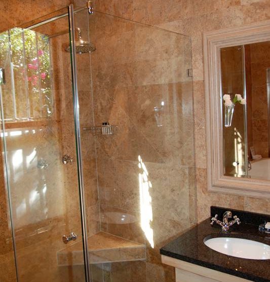 Douche dans une suite au Quartier Français