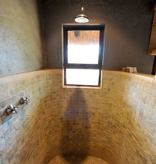 La douche dans une salle de bains du Motswari