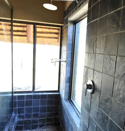 Une douche au Nkorho Bush Lodge