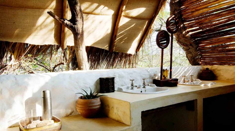 Une salle de bains au Sand Rivers Selou