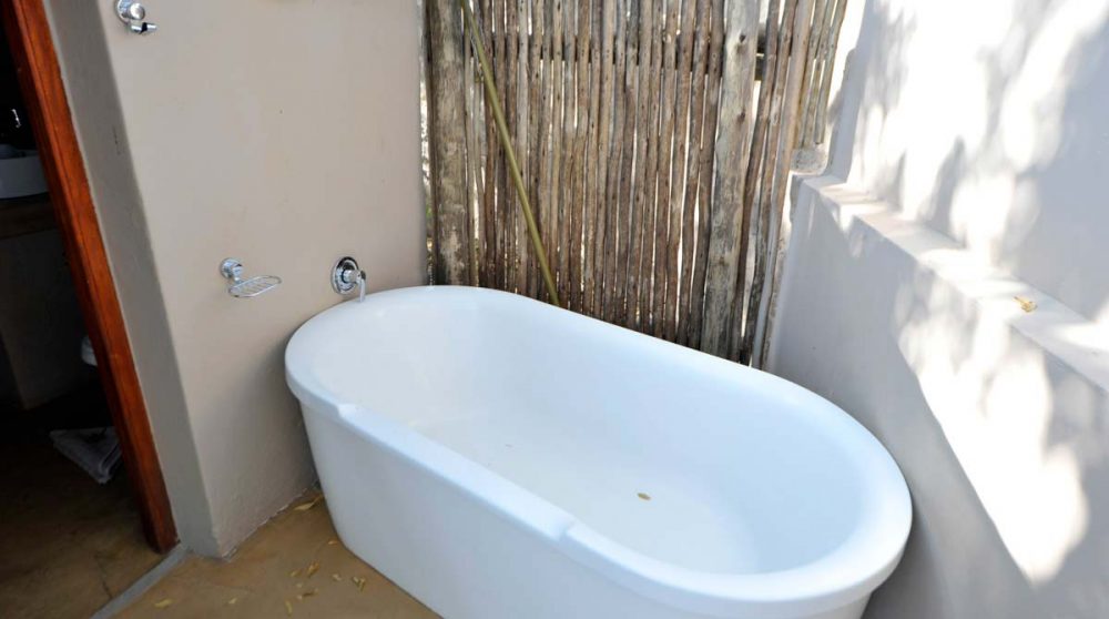 La baignoire dans une tente au Simbavati