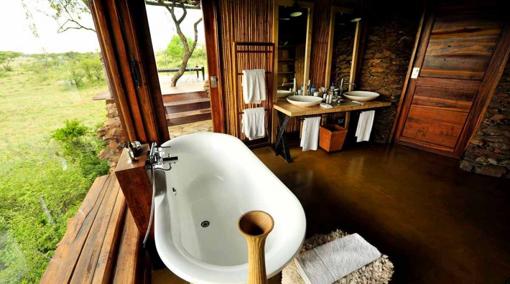 Baignoire dans une salle de bains au Singita Faru Faru Lodge