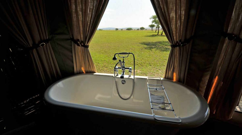 La baignoire avec vue au Singita Sabora Tented Camp