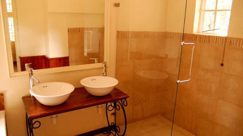 La salle de bains de la suite Karen Blixen au Giraffe Manor